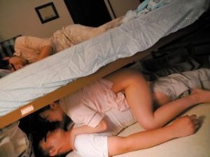 Vợ bỏ nhà theo trai tại nhà của cô nữ y tá trẻ trước khi đi làm